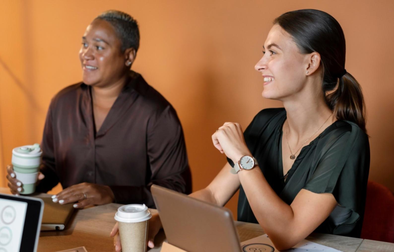 Arbeitsumgebung mit Finanzanalyse-Dokumenten und Laptop